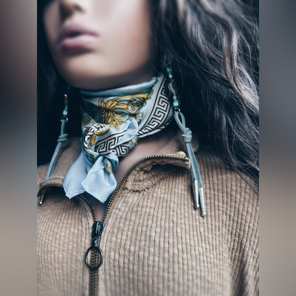 Scarf Baroque Pattern - Picture 3 of 12